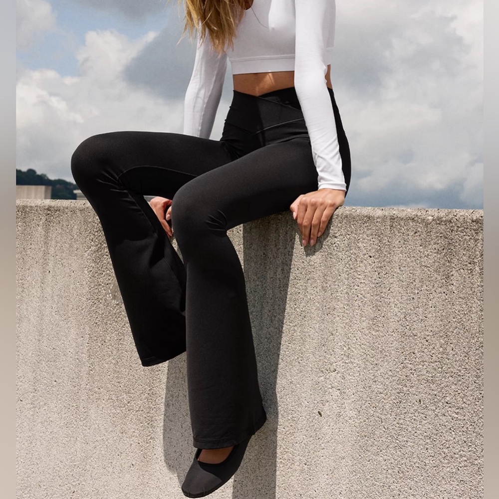 Aerie Black Hi-Rise Flare Leggings - Picture 3 of 8